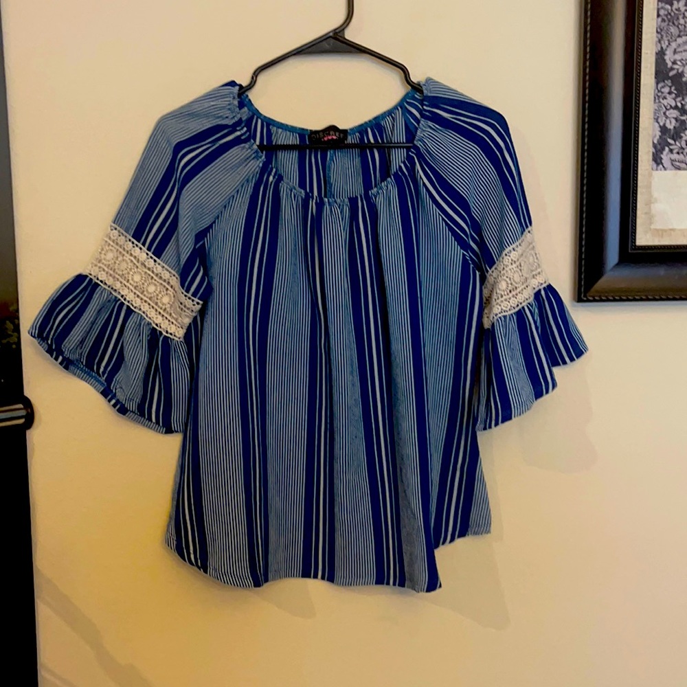 Long sleeve relaxed shirt.